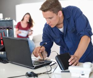 Électricien qui travaille