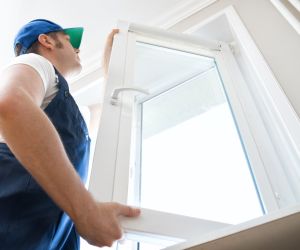 Ouvrier qui installe une fenêtre